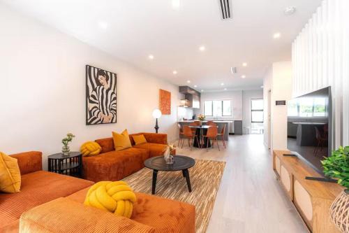 Spacious & Modern Townhouse in Central Auckland